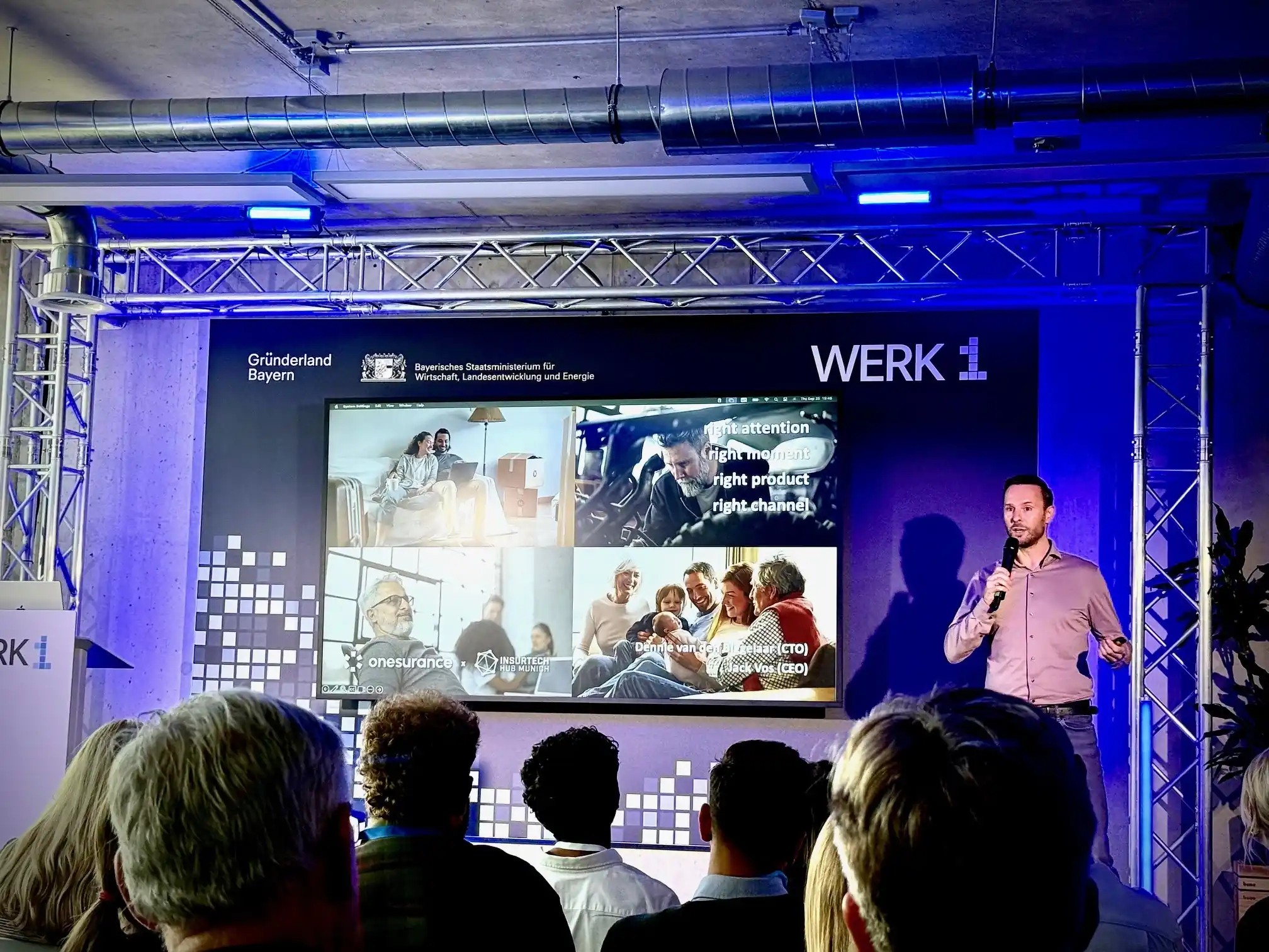 Dennie van den Biggelaar präsentiert die Onesurance-Lösung im WERK1 in München während des InsurTech Hub Munich Venture Client Programms.